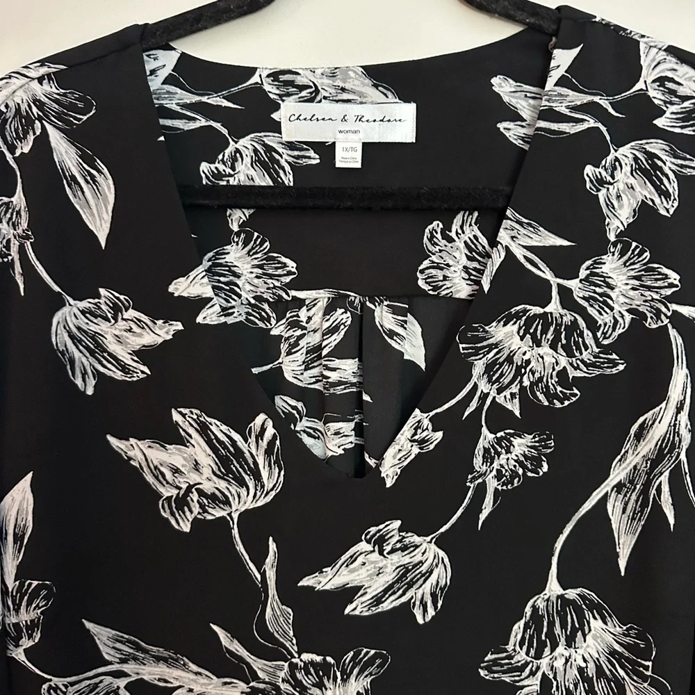 Chelsea & Theodore Black White Floral Blouse Size 1X  Like New
